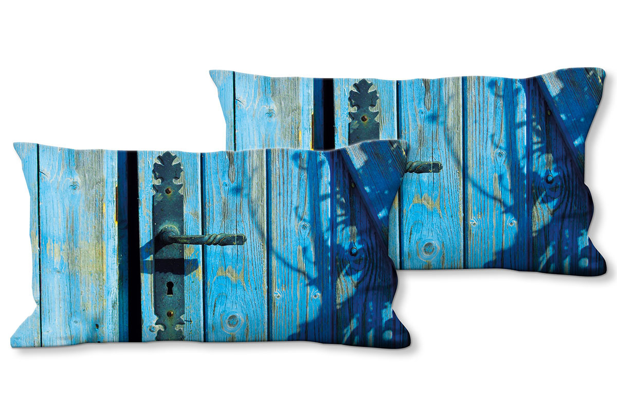 Deko-Foto-Kissen, Set, Blaue Tür im Sonnenschein, 80 x 40 cm, Premium Kissenhülle, Zierkissen
