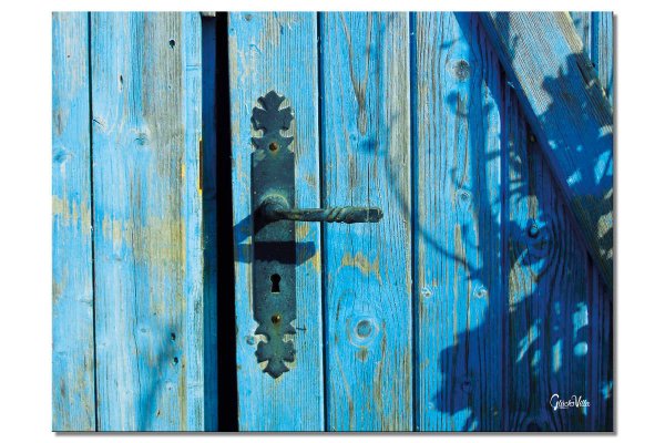 Wandbild: Blaue Tür im Sonnenschein