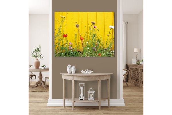 Wandbild: Wildblumen vor gelber Wand