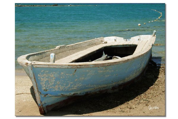 Wandbild: Blaues Boot am Strand