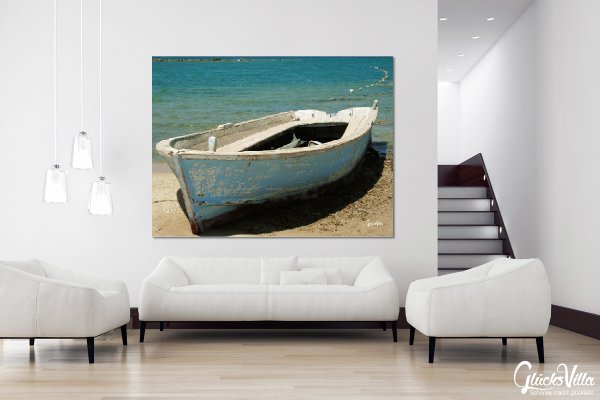 Wandbild: Blaues Boot am Strand