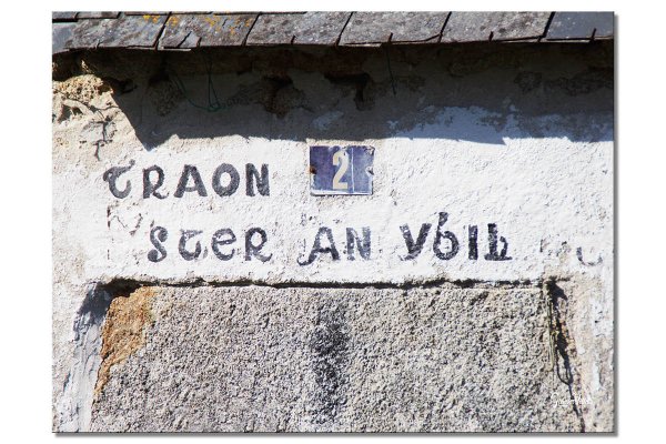 Wandbild: Schrift über bretonischer Tür