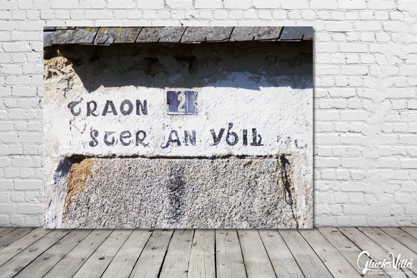 Wandbild: Schrift über bretonischer Tür