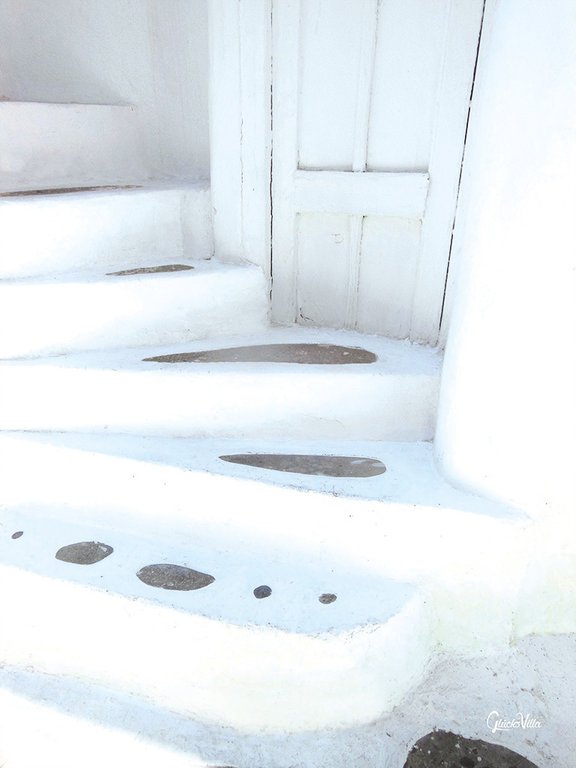 Fototapete selbstklebend - Motiv: Treppe in weiß