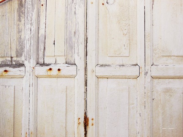 Fototapete selbstklebend - Motiv: Alte Holztür in weiß