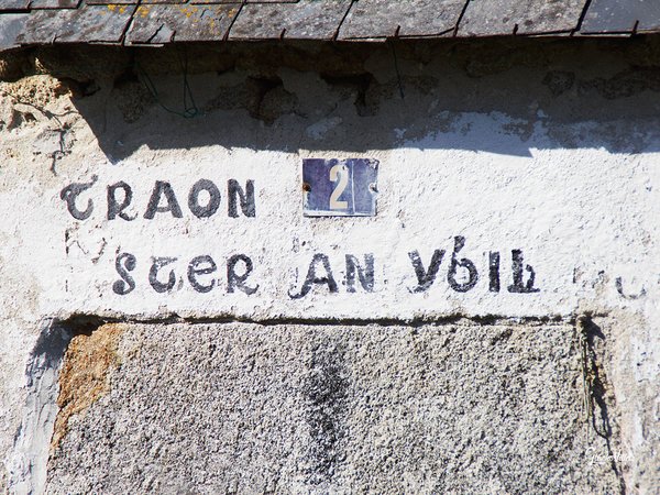 Fototapete selbstklebend - Motiv: Schrift über bretonischer Tür